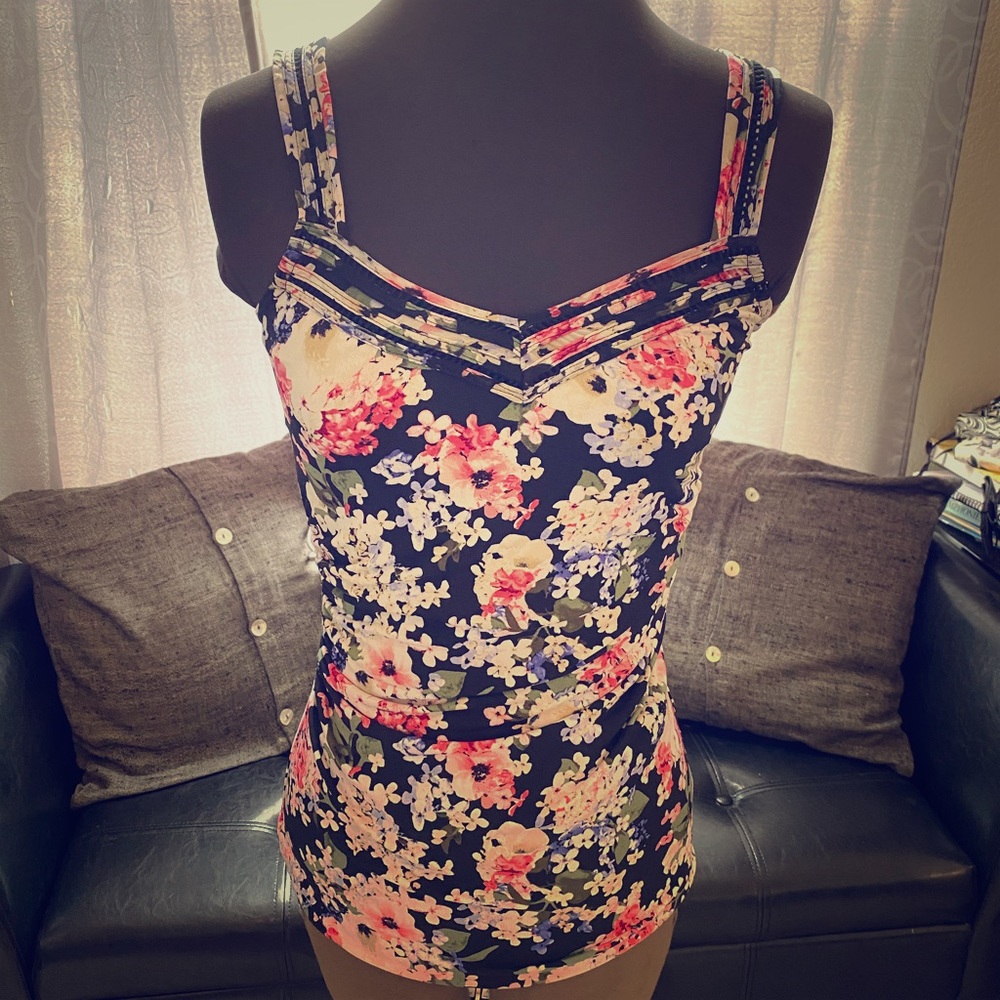 White House Black Market floral top size XXS